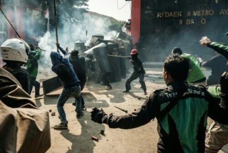 Indonesia protest taxi driver