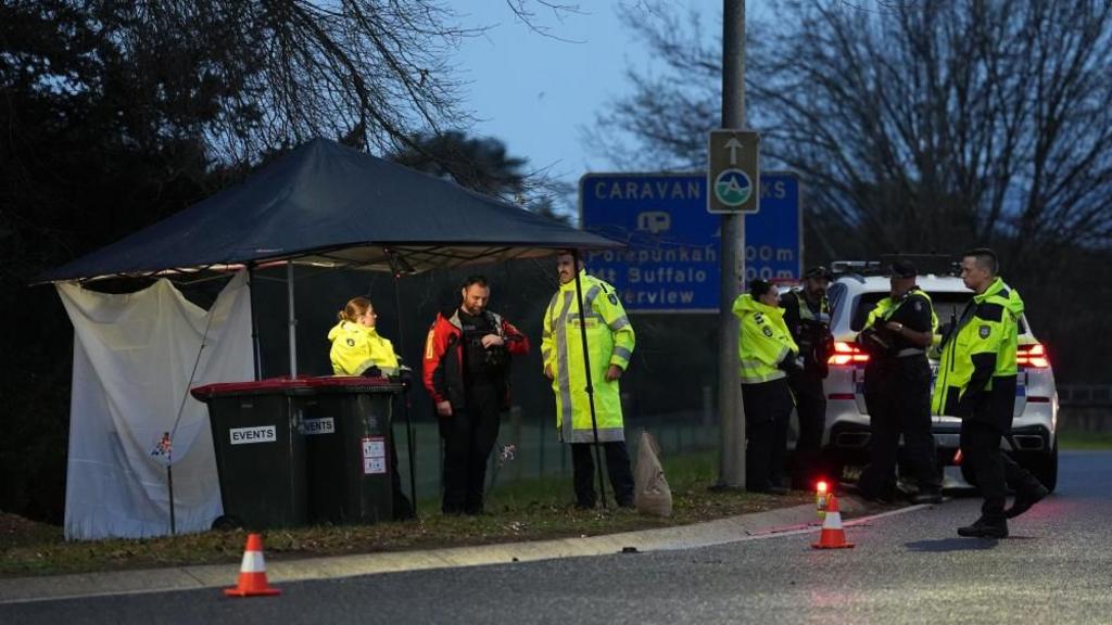 Australia police shooting manhunt