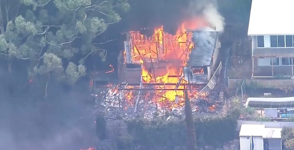 Australia wildfire destroys homes